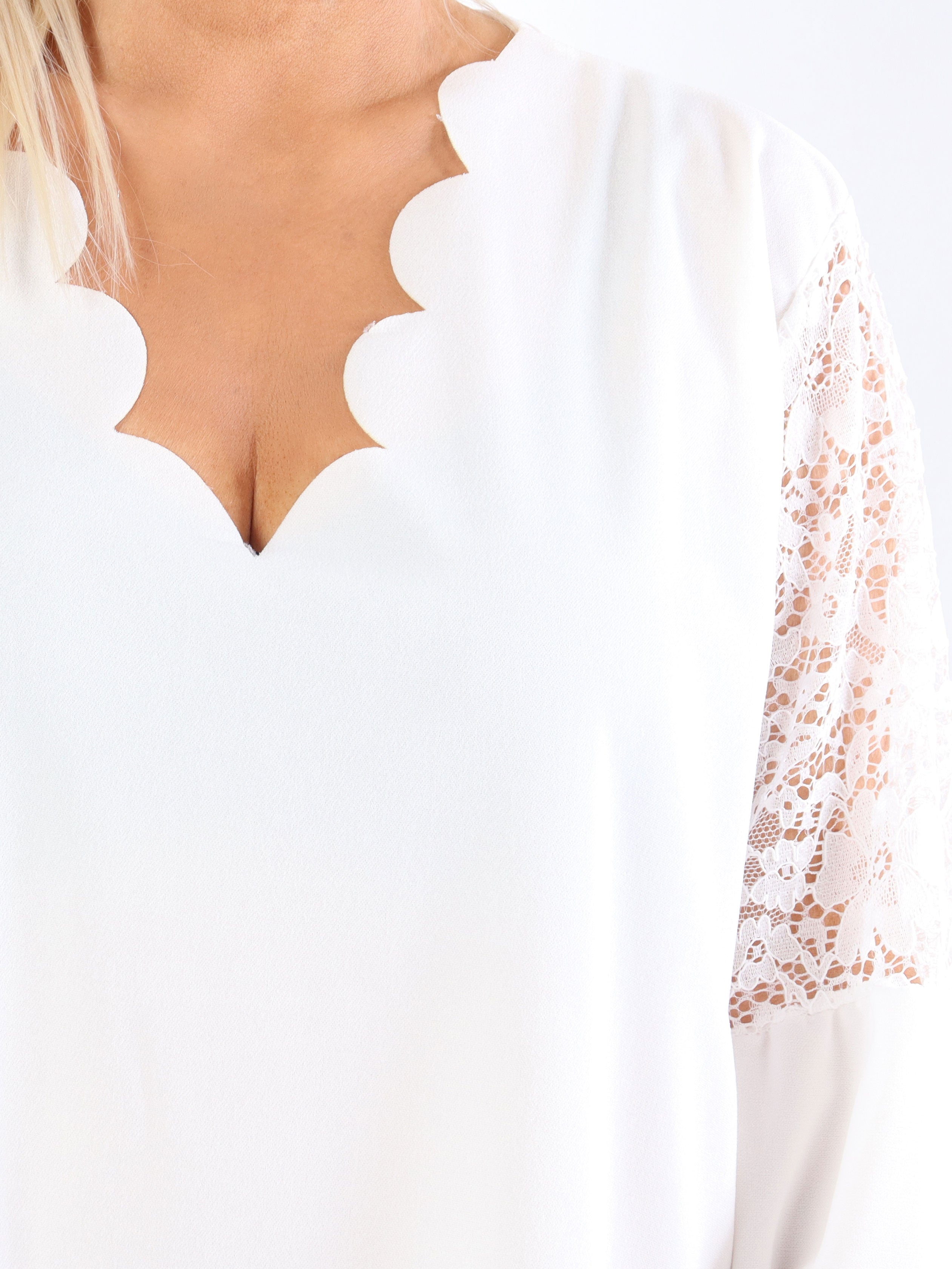 Cenobia - Feminin plus size klänning med spets och ballongärmar